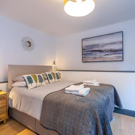 Modern Apt Near Gardens With Large Decking Area - Vivre Retreats บอร์นมัธ ภายนอก รูปภาพ