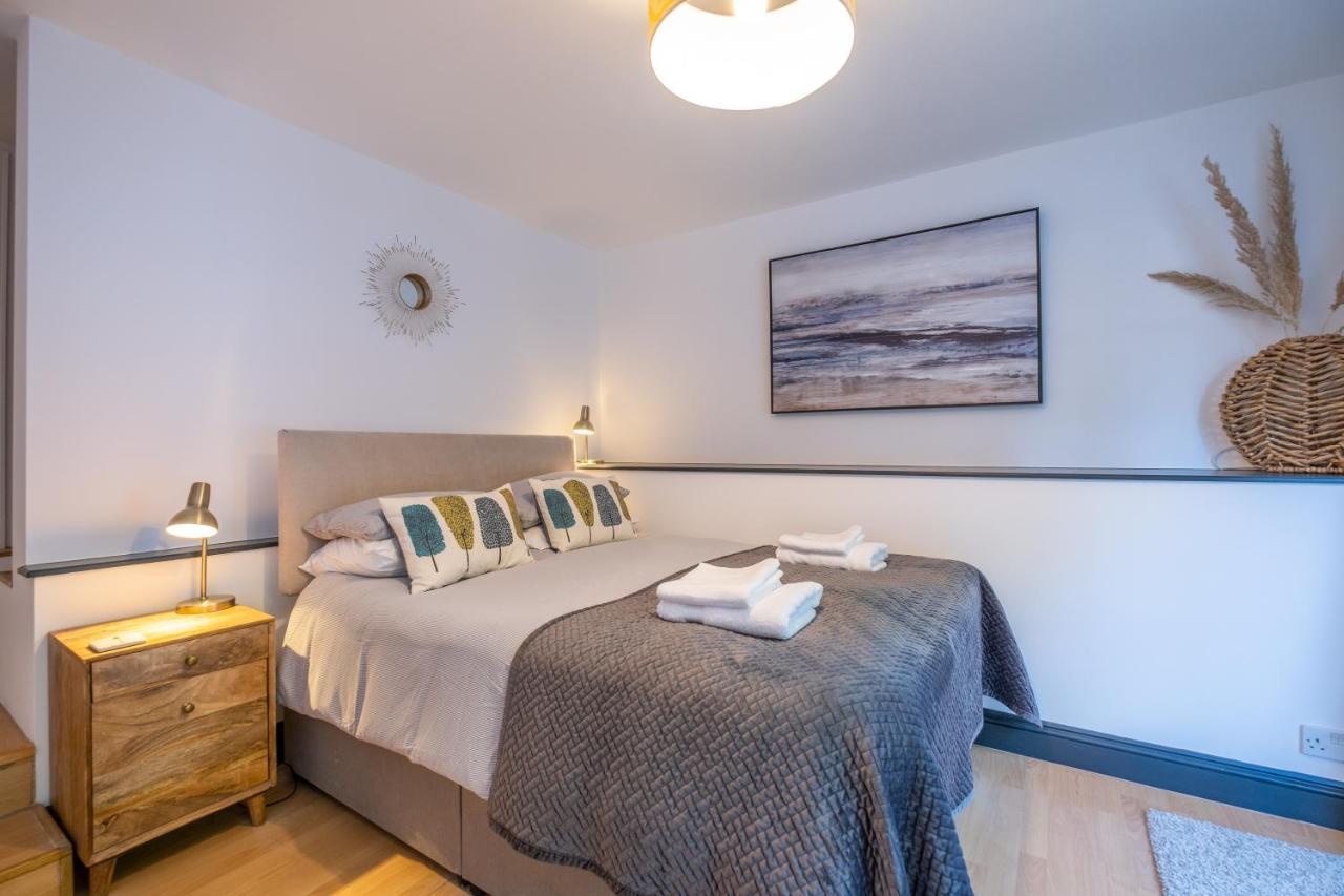 Modern Apt Near Gardens With Large Decking Area - Vivre Retreats บอร์นมัธ ภายนอก รูปภาพ
