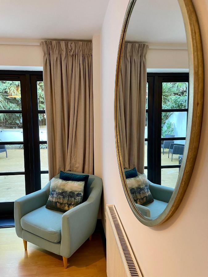 Modern Apt Near Gardens With Large Decking Area - Vivre Retreats บอร์นมัธ ภายนอก รูปภาพ