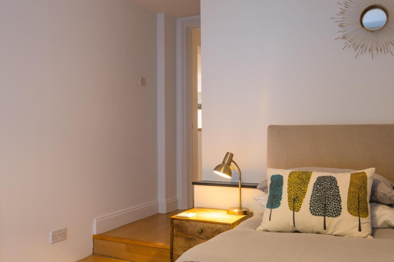 Modern Apt Near Gardens With Large Decking Area - Vivre Retreats บอร์นมัธ ภายนอก รูปภาพ