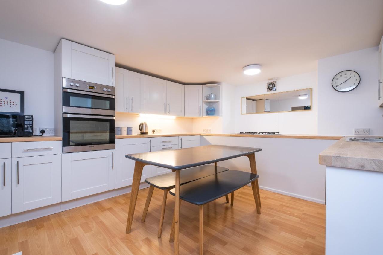 Modern Apt Near Gardens With Large Decking Area - Vivre Retreats บอร์นมัธ ภายนอก รูปภาพ