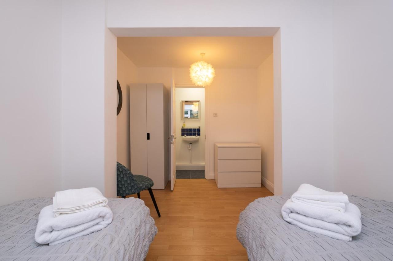 Modern Apt Near Gardens With Large Decking Area - Vivre Retreats บอร์นมัธ ภายนอก รูปภาพ