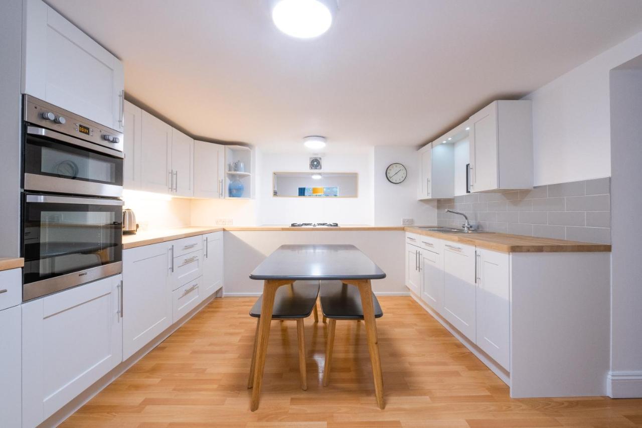 Modern Apt Near Gardens With Large Decking Area - Vivre Retreats บอร์นมัธ ภายนอก รูปภาพ