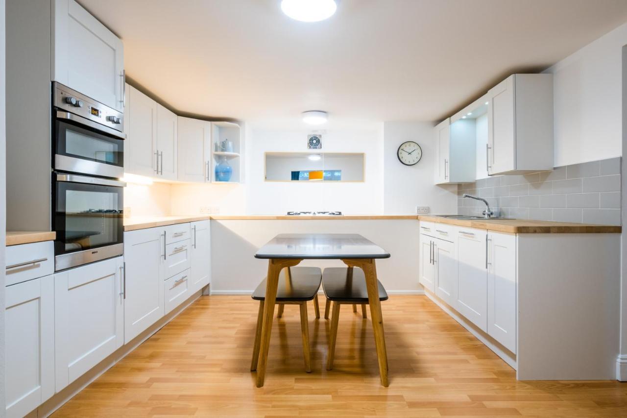 Modern Apt Near Gardens With Large Decking Area - Vivre Retreats บอร์นมัธ ภายนอก รูปภาพ