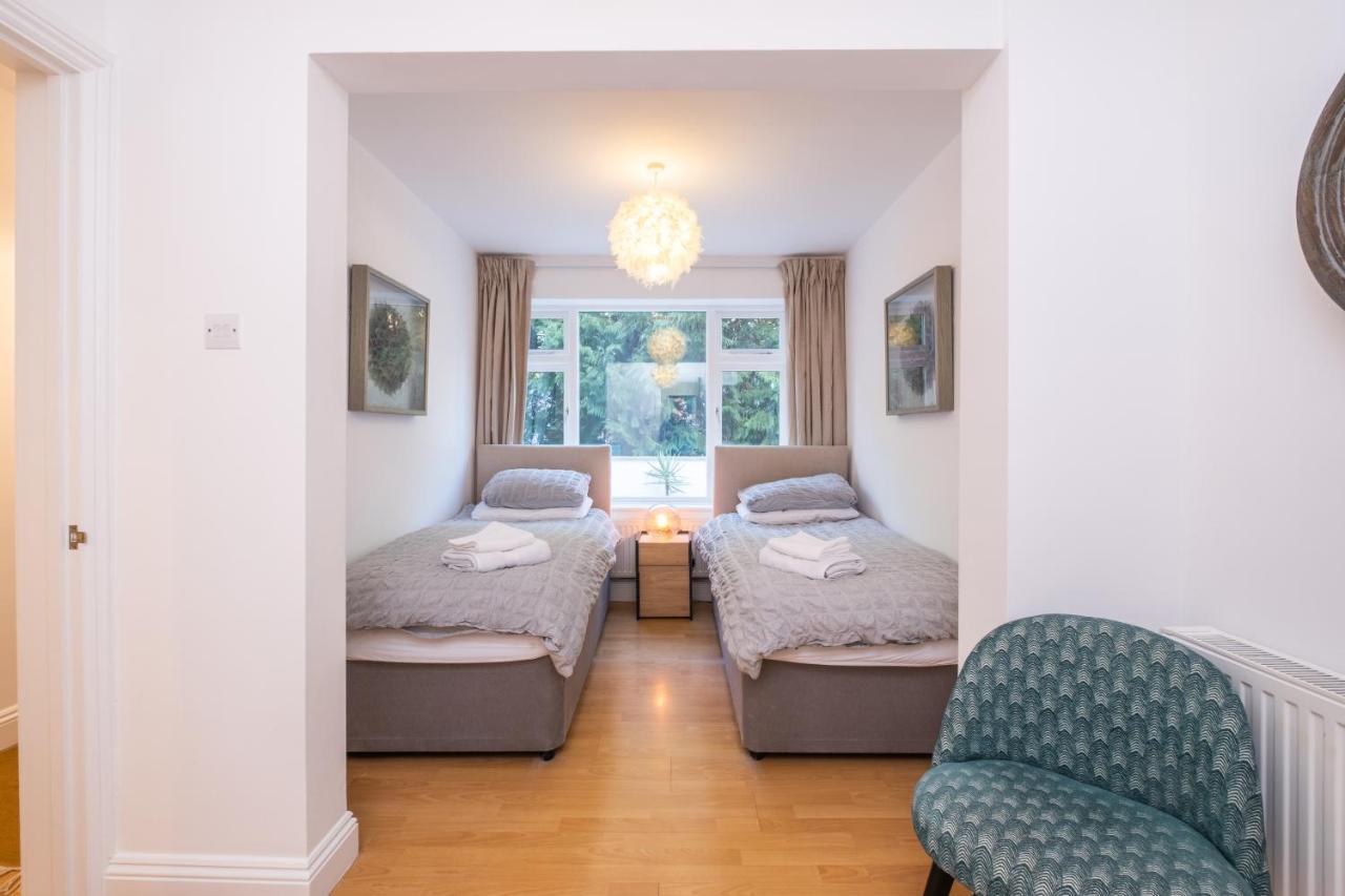 Modern Apt Near Gardens With Large Decking Area - Vivre Retreats บอร์นมัธ ภายนอก รูปภาพ